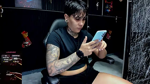 Snapshot of ZhoeStrong chatting on 12.15.25 ZhoeStrong online show from 12.15.25