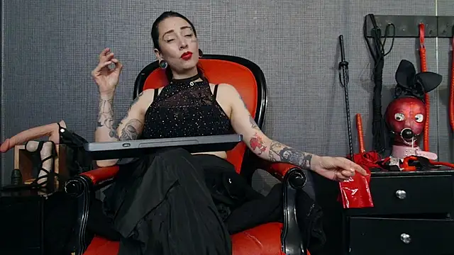 Snapshot of LusstCruella chatting on 03.18.25 LusstCruella online show from 03.18.25