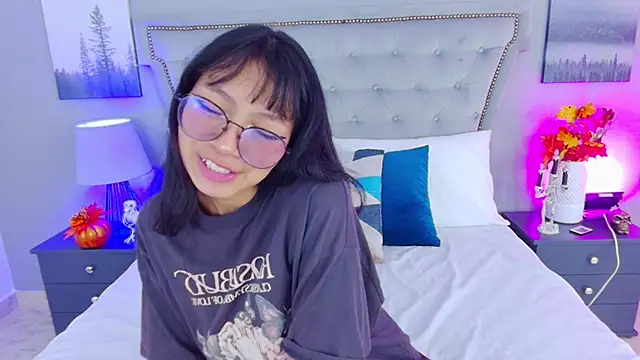 Snapshot of Yommi_Winx chatting on 10.24.25 Yommi Winx online show from 10.24.25