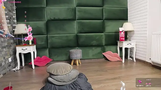 Snapshot of SelenSummer chatting on 09.14.25 SelenSummer online show from 09.14.25