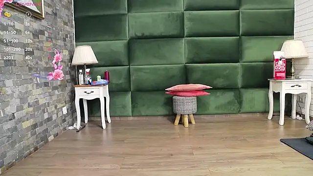 Snapshot of SelenSummer chatting on 09.18.25 SelenSummer online show from 09.18.25