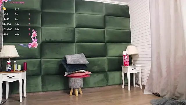 Snapshot of SelenSummer chatting on 09.20.25 SelenSummer online show from 09.20.25