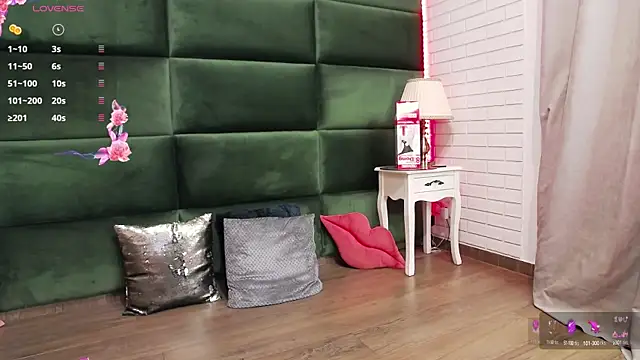 Snapshot of SelenSummer chatting on 09.22.25 SelenSummer online show from 09.22.25