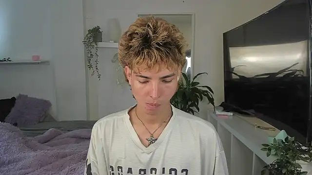 Snapshot of santy-kitty chatting on 10.30.25 santy-kitty online show from 10.30.25