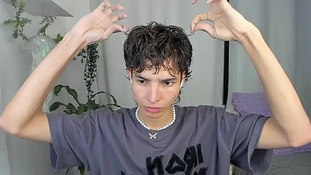 Snapshot of santy-kitty chatting on 12.16.25 santy-kitty online show from 12.16.25