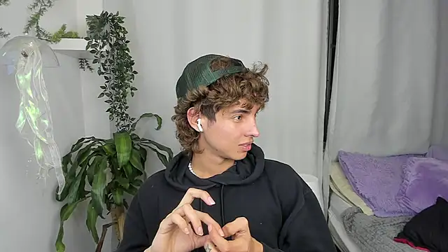 Snapshot of santy-kitty chatting on 12.18.25 santy-kitty online show from 12.18.25