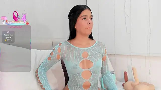 Isaa Queen online show from 10.01.25