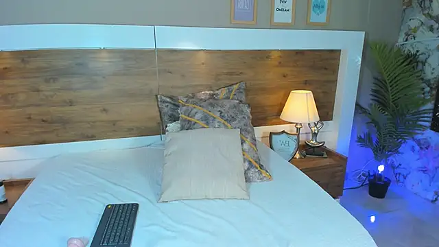 EmaBakker online show from 02.14.25