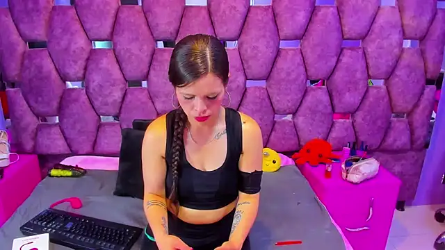 Mariana Benett online show from 10.07.25