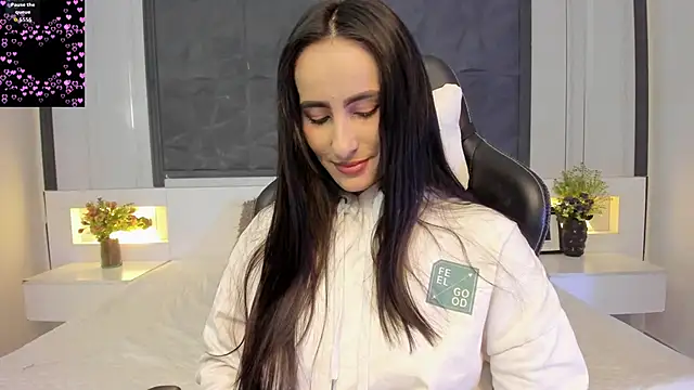 Snapshot of SaraGomez1 chatting on 12.21.25 SaraGomez1 online show from 12.21.25