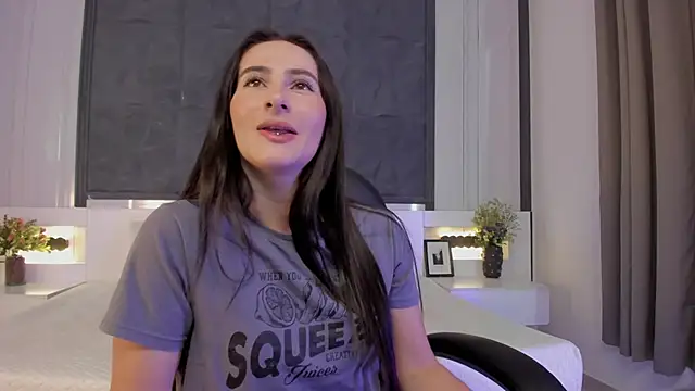 Snapshot of SaraGomez1 chatting on 02.22.26 SaraGomez1 online show from 02.22.26