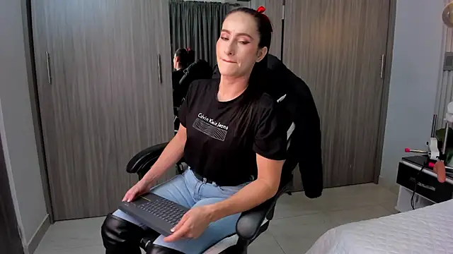 SaraGomez1 online show from 06.10.26