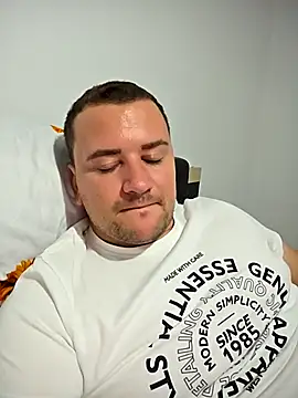 Snapshot of KarlosCarutox chatting on 10.11.25 KarlosCarutox online show from 10.11.25