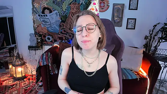 Snapshot of AphexQueen chatting on 12.26.24 AphexQueen online show from 12.26.24