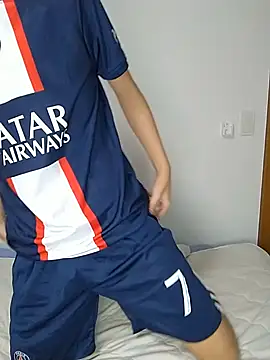 Snapshot of itsme_LEON chatting on 12.13.24 itsme LEON online show from 12.13.24