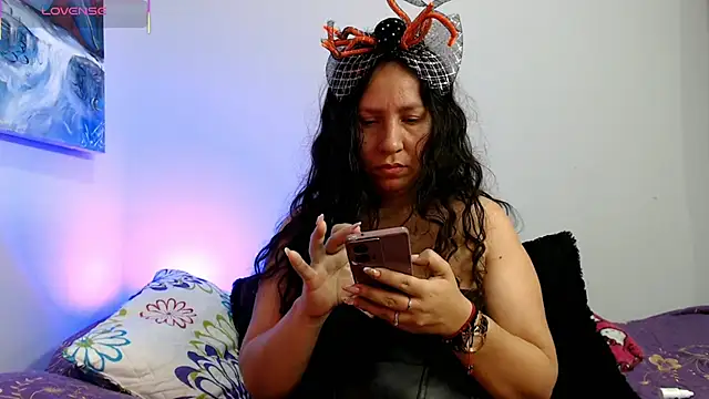 naihroby online show from 10.31.25