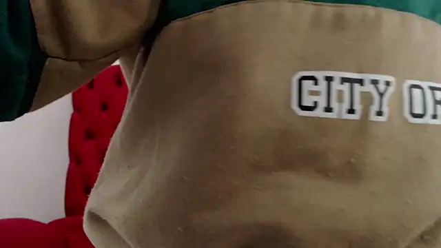 Snapshot of CarolineBrunx chatting on 02.18.25 CarolineBrunx online show from 02.18.25