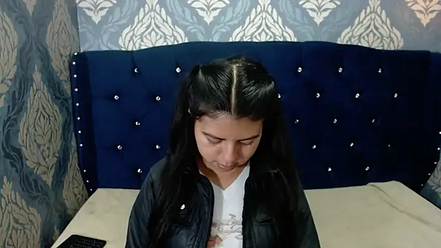 Snapshot of CarolineBrunx chatting on 03.20.25 CarolineBrunx online show from 03.20.25