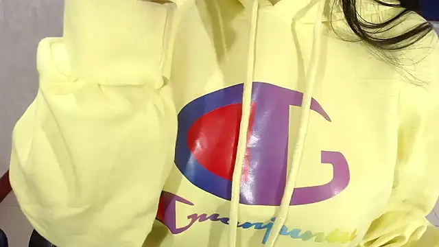 Snapshot of CarolineBrunx chatting on 10.22.25 CarolineBrunx online show from 10.22.25