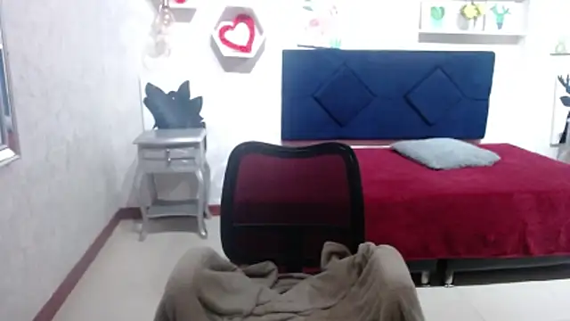 Snapshot of CarolineBrunx chatting on 11.10.25 CarolineBrunx online show from 11.10.25