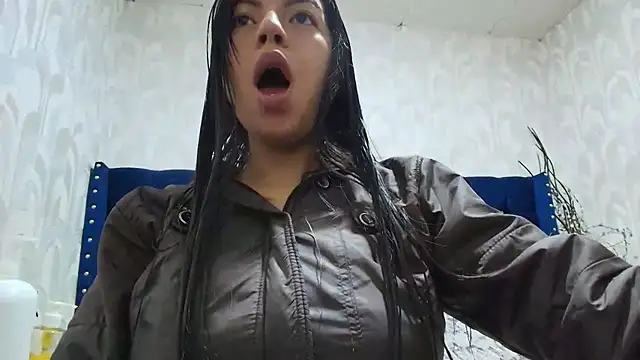 Snapshot of CarolineBrunx chatting on 12.20.25 CarolineBrunx online show from 12.20.25