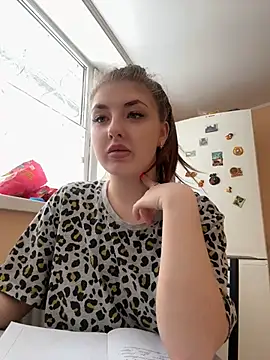 Snapshot of sexyy_girl_ chatting on 12.16.24 sexyy girl online show from 12.16.24