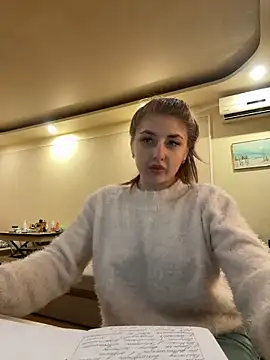 Snapshot of sexyy_girl_ chatting on 12.17.24 sexyy girl online show from 12.17.24