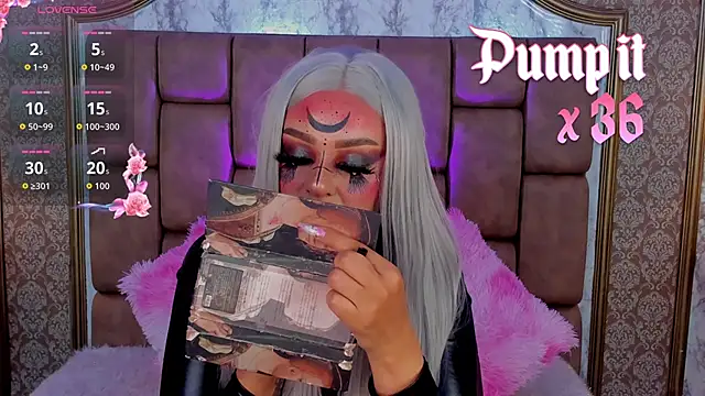 SoffiQueen online show from 10.16.25