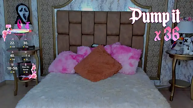 SoffiQueen online show from 10.28.25