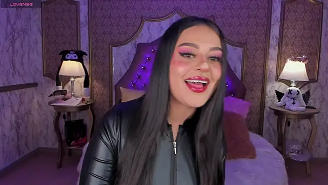 SoffiQueen online show from 04.23.26