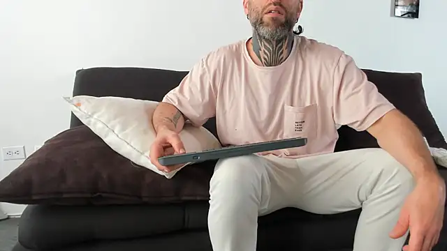 Snapshot of Antoniohot2024 chatting on 02.26.25 Antoniohot2024 online show from 02.26.25