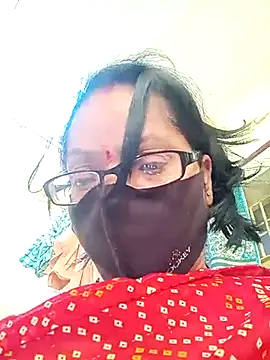 Snapshot of heenage chatting on 03.05.25 heenage online show from 03.05.25