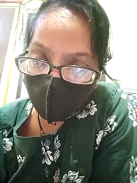 Snapshot of heenage chatting on 03.18.25 heenage online show from 03.18.25