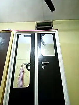 Snapshot of heenage chatting on 10.29.25 heenage online show from 10.29.25