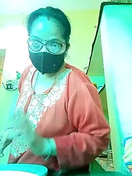 Snapshot of heenage chatting on 11.28.25 heenage online show from 11.28.25