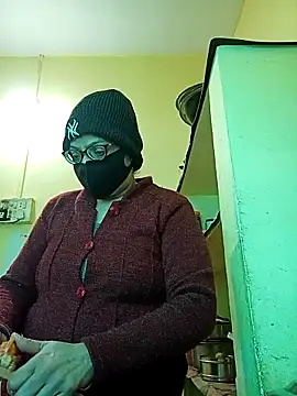 Snapshot of heenage chatting on 12.17.25 heenage online show from 12.17.25