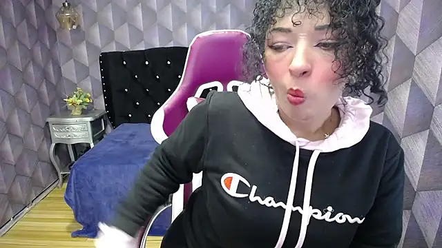 Sofiacowperx online show from 02.04.25