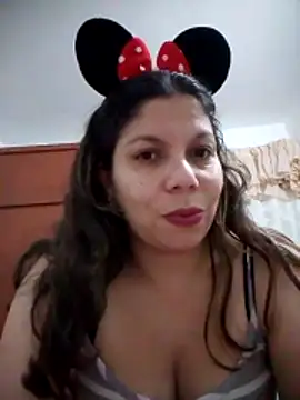 Snapshot of Carliina_Soussa chatting on 10.31.25 Carliina Soussa online show from 10.31.25