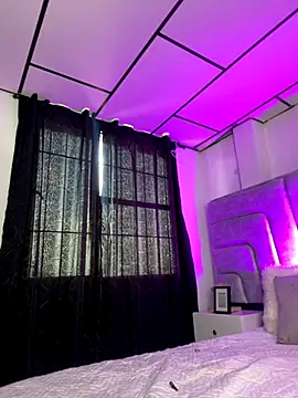 Snapshot of ZoeJohnsoon chatting on 09.17.25 ZoeJohnsoon online show from 09.17.25