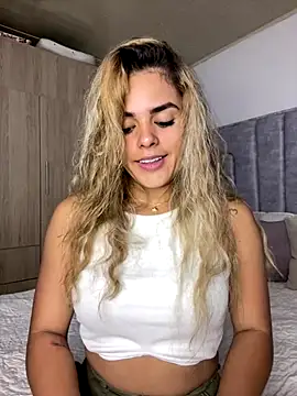 Snapshot of ZoeJohnsoon chatting on 10.16.25 ZoeJohnsoon online show from 10.16.25