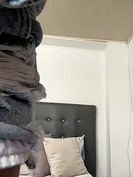 Snapshot of ZoeJohnsoon chatting on 11.25.25 ZoeJohnsoon online show from 11.25.25