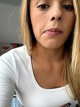 Snapshot of ZoeJohnsoon chatting on 12.13.25 ZoeJohnsoon online show from 12.13.25