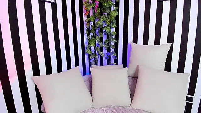 Snapshot of liz_goth chatting on 04.06.26 liz goth online show from 04.06.26