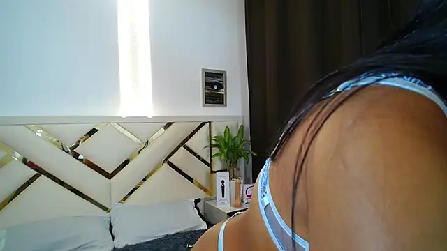 carolineamber  online show from 02.25.25