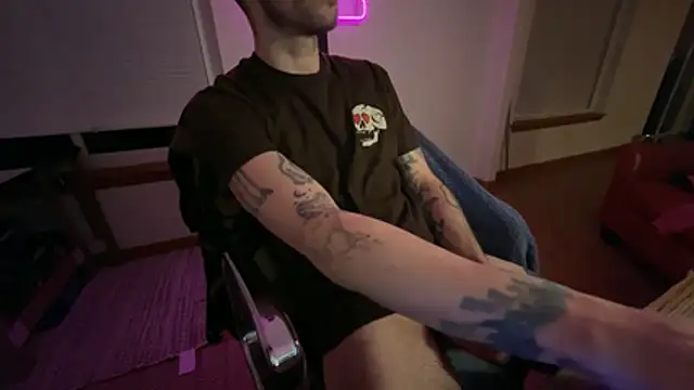 Snapshot of RuffClvb chatting on 11.28.25 RuffClvb online show from 11.28.25