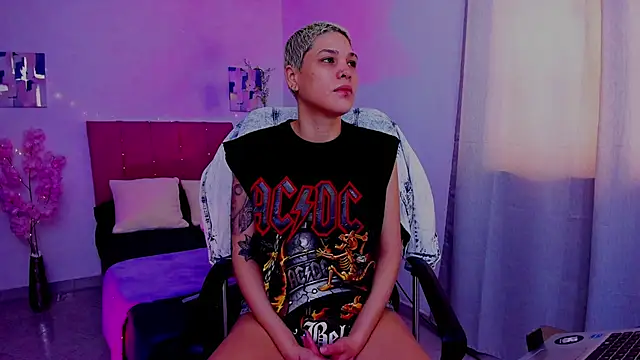 Charlee pink online show from 10.02.25