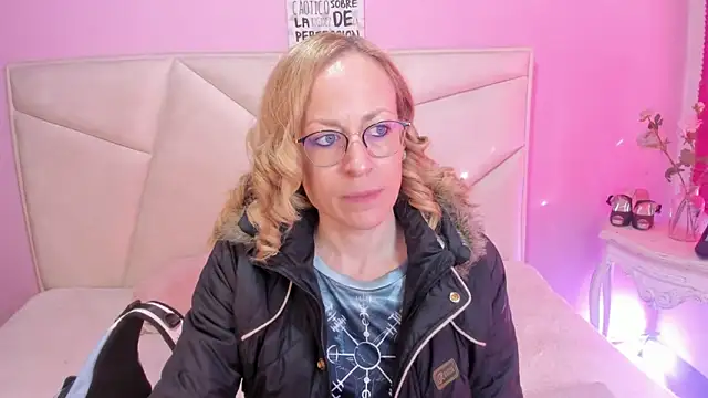 Snapshot of SammySanders chatting on 10.04.25 SammySanders online show from 10.04.25