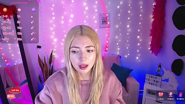 Snapshot of channel_blonde_a chatting on 03.19.25 channel blonde a online show from 03.19.25