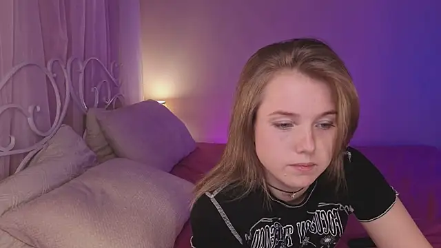 Snapshot of mary_ton chatting on 11.20.25 mary ton online show from 11.20.25