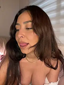 Snapshot of vixen_allure chatting on 02.18.25 vixen allure online show from 02.18.25